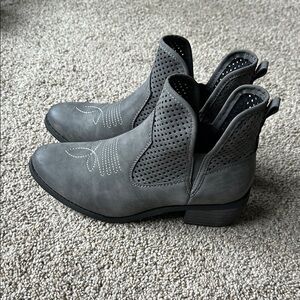 Natural Reflections Gray Western Ankle Booties Size 7.5 Coastal cowgirl Country